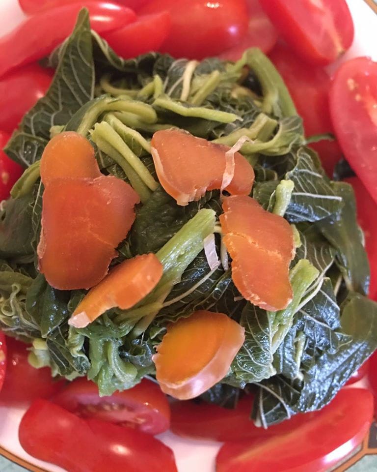 green salad with dry slices of avgotaraho and tomatoes from Bottarga Stefos